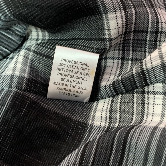 Alice + Olivia Black Ruffled Vest. V3 - Picture 9 of 9